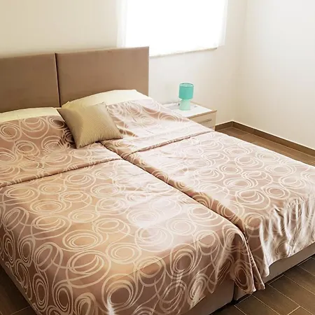 בית נופש Aurora Mit Pool באניולה