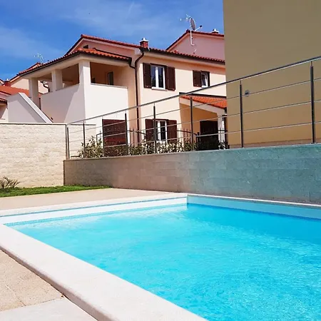 בית נופש Aurora Mit Pool