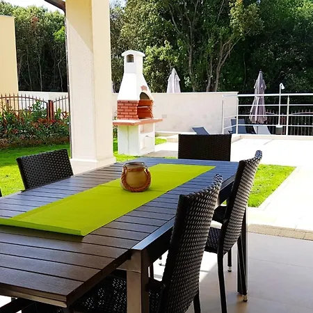 Aurora Mit Pool בית נופש