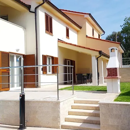 בית נופש Aurora Mit Pool *