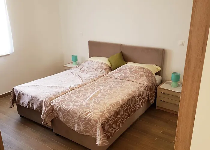 Aurora Mit Pool 반졸레