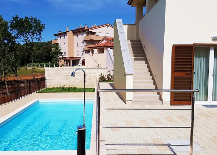 Aurora Mit Pool 펜션 반졸레